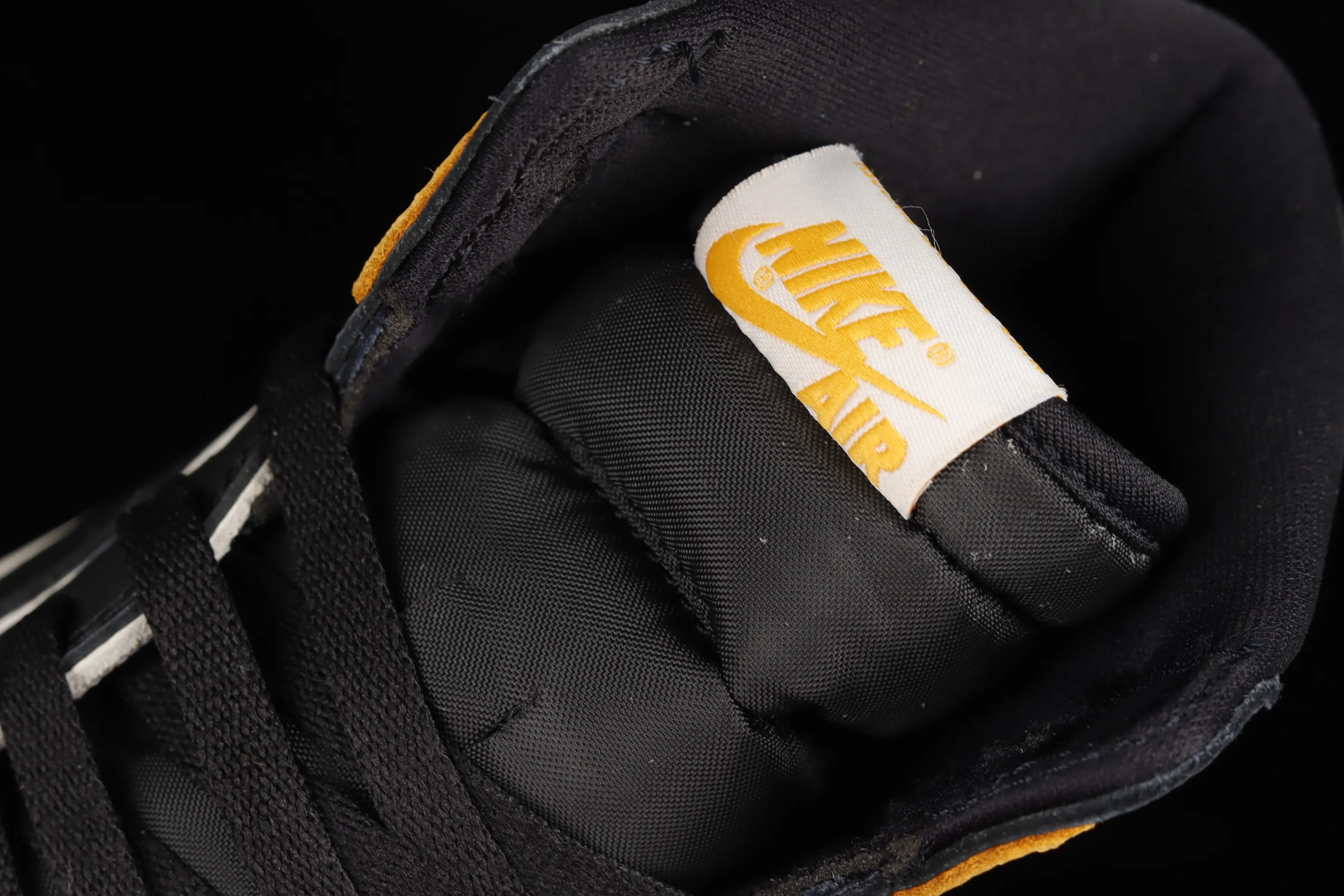 All categories Air Jordan Jordan series basketball shoes Air Jordan 1 High foreign trade version Air Jordan 1 Retro High OG AJ1 Joe 1 black and yellow toe 555088-711